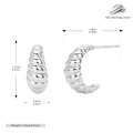 Vista macro di orecchini a croissant in argento S925 con dimensioni e marchio S925 - Argento 925 placcato oro bianco / Argento
