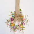 Ghirlanda pasquale con uova pastello, margherite e fiocco in juta per decoro primaverile - Ciondolo Ghirlanda Pasquale Con Uova Margherite E Bacche