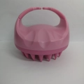 Spazzola per massaggio cuoio capelluto in silicone rosa con impugnatura ergonomica e setole - Rosa