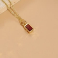 Collier minimaliste finition or 14K avec pendentif en zircon rouge rectangulaire sur chaîne fine - Zircon Rouge