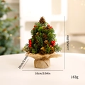 Mini albero di Natale da tavolo con bacche rosse, pigne e base in tela di iuta rustica - 17cm / Oro