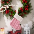 Chaussette de Noël en tricot rose avec revers blanc suspendue à une branche festive - Tricoté à Rayures / Rose