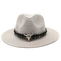 Dettaglio di cappello di paglia a tesa larga con fascia etnica e ciondolo a testa di toro - M (56-58cm) / Grigio