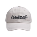 Detailansicht der Cartoon-Bagger-Stickerei auf der beigefarbenen Kinder-Baseballkappe - Beige