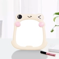 Gros plan d'un miroir de maquillage mignon en forme de grenouille avec verre haute qualité - Beige