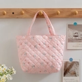 Borsa tote trapuntata rosa con orsetti appesa a un gancio a muro in legno - Coniglietto Rosa