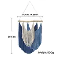 Boho macramé wandkleed in blauw en beige met gelaagde franjes aan een houten stok - 50*75cm / Blauwe Serie