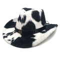 Detalle de sombrero de vaquero de felpa con estampado de vaca y emblema de toro metálico - M (56-58cm) / Copa de Corazón / Negro
