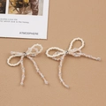 Orecchini a fiocco fatti a mano con perline bianche e dettagli in metallo argento - Stile bianco trasparente (U-55)