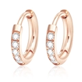 Detalle de pendientes de aro en oro rosa con una fila de circonitas brillantes - Oro de 18K / Oro rosa