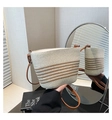 Detalle de bolso tipo cubo de paja con rayas marrones y correa de cuero sintético - Beige