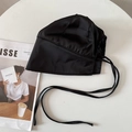 Elegante cappello parasole in raso nero stile lolita con lacci su tavolo bianco - Nero