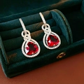Macro di orecchini d'argento con pietre rosse triangolari in una scatola di velluto - Perno in Argento - Argento e Rosso