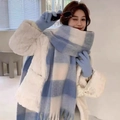 Winterset mit blauem Karo-Mohairschal, hellblauen Handschuhen und weißer Plüschtasche - Mohair - Kleine Blau-Weiß-Gitter