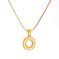 Collier en acier titane doré avec pendentif lettre O, perles blanches et chaîne serpent - Lettre O (SP723G-O)