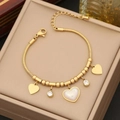 Goldenes Edelstahlarmband mit Herzanhängern und Zirkonia in einer Schmuckschatulle - 2# Armband