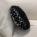 Detailaufnahme der schwarzen Baskenmütze aus Wolle mit Perlen und glitzernden Strasssteinen - Erwachsenengröße / Schwarz
