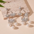 Detalle de pendientes de circonita con pétalos de flores y borlas de perlas en piedra - Borla de Perla Plateada Gota de Agua (Pasador de Plata S925)