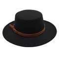 Détail d'un chapeau de feutre noir avec sangle en cuir marron et boucle en métal - Taille unique / Noir