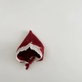 Detalle del gorro de punto rojo con encaje de ganchillo blanco y cintas para atar - 6-24 Meses / Rojo