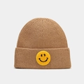 Gros plan sur la maille côtelée marron et l'écusson brodé d'un smiley jaune vif - Chameau