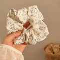 Chouchou fleuri beige avec petits motifs bleus en tissu gaufré à texture froissée - Petit Floral Bleu / Bleu
