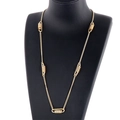 Collana dorata in acciaio inossidabile con molla su busto di modello nero elegante - Oro