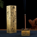Nahaufnahme des Weihrauchbrenners aus Messing mit glimmendem Stäbchen und Rauch - Herz-Sutra Grünes Bronze