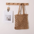 Bolso tote de paja marrón hecho a mano con diseño de malla triangular para vacaciones - Todo Triángulo / café