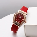 Détail du bracelet en cuir rouge et boîtier fer à cheval or rose serti de cristaux - Rouge