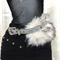 Cintura argentata con paillettes con fibbia in strass e ciondolo in pelliccia stile Y2K - Argento