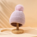 Berretto invernale in maglia rosa tenue con pompon soffice su supporto e ombre di foglie - M (56-58cm) / Rosa