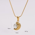 Détail du pendentif lune dorée avec perle, dimensions 18mm x 13mm et poids total de 7g - Forme de Lune Perle Artificielle (Style 8)