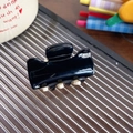 Glossy black acrylic hair claw clip with cream white teeth for dopamine style - 4cm / Black & White