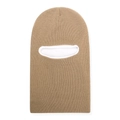 Détail du passe-montagne en tricot camel montrant la texture douce et le design à trou - Kaki