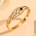 Dettaglio ravvicinato di un bracciale dorato con madreperla, smalto nero e pietre lucide - Stile Diamanti Pavé di Conchiglia a Righe Oro (H417)