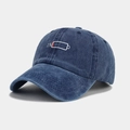 Dettaglio ricamo dell'icona batteria 1% su cappello da baseball vintage blu scuro lavato - Regolabile / Blu navy