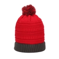 Detalle de la textura tejida de un gorro de invierno rojo y gris con un pompón suave - Rojo / Gris Oscuro