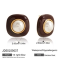 Details zu quadratischen Emaille-Perlenohrringen aus goldfarbenem Edelstahl - Dunkelschokoladen-Quadratperlen-Ohrstecker / Dunkler Schokoladenstil (JDE0109037)