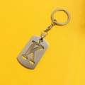Llavero de acero inoxidable plateado con colgante rectangular calado de la letra K - Letra K