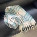 Écharpe à carreaux doux blanc et bleu clair avec de longues franges pour l'hiver froid - Carreaux Bleu Jaune Crème