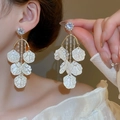 Détail de boucles d'oreilles pétales à pampilles avec métal doré et cristaux brillants - Pendant de pétale blanc doré (102#)