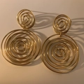 Einzigartige goldene Spiralohrringe im Moskito-Spulen-Design mit mehrlagigen Metallschlaufen - Spiral-Spleiß-Stil (KDE2523) / Gold