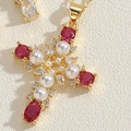 Collana con ciondolo a croce con pietre rosse, perle e finitura in oro 14 carati - Rosso
