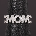 Vue macro d'une bague MOM argentée avec cristaux étincelants sur support noir en cuir - Ouvert Réglable / Couleur Platine (Style MOM)