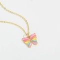 Nahaufnahme des goldenen Schmetterlingsanhängers mit buntem Regenbogen-Emaille - Schmetterling