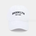 Détail de la broderie noire Brooklyn sur une casquette de baseball en coton blanc - Blanc