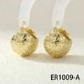 Eleganti orecchini a sfera dorati con una finitura materica irregolare unica - Orecchini a Sfera Martellati Irregolari Dorati (ER1009-A)