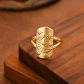 Goldener Edelstahlring mit geprägtem Mond- und Sternmuster und hohlgeformtem Band - Mond Stern Rechteck / Gold
