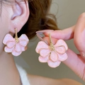 Dettaglio di orecchini a fiore rosa con petali di ginkgo a strati e bordi dorati - 32# Stile Petali a Strati Rosa Con Stame Oro